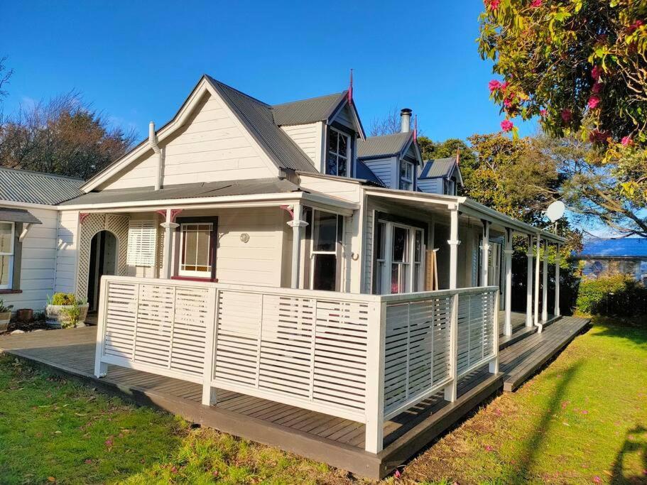 The Oaks- A Beautifully Appointed 1890S Villa Featherston Eksteriør billede